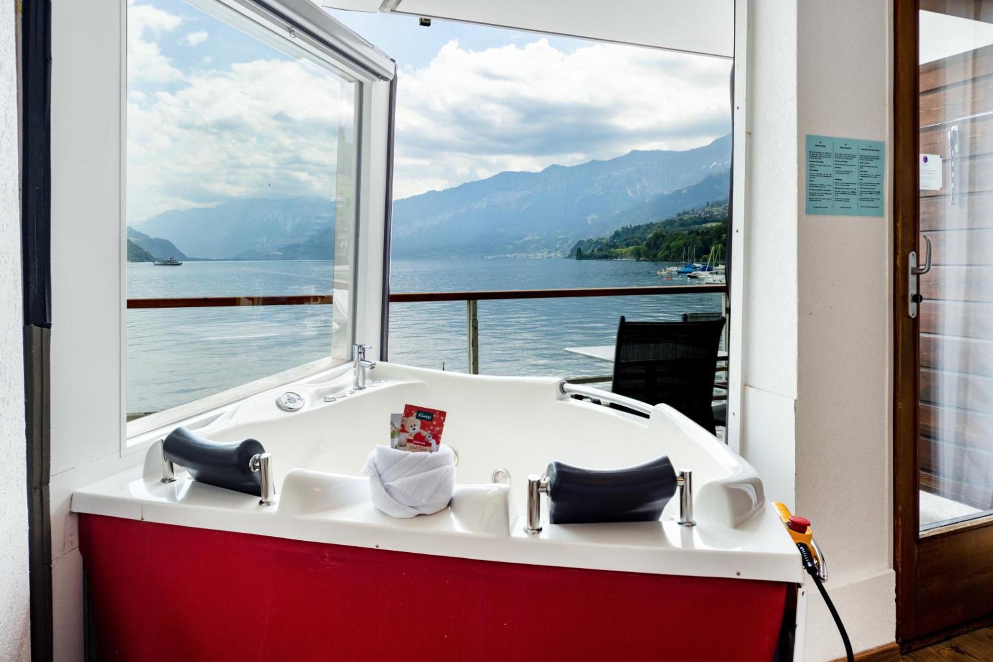 Strandhotel Seeblick Faulensee Exterior photo